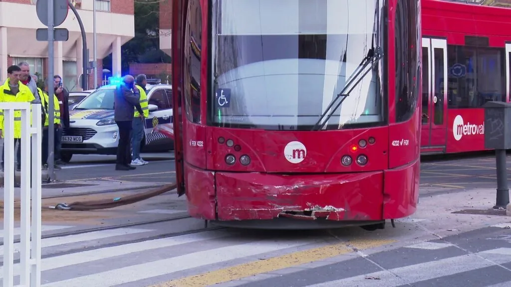 reparaciones del tranvía descarrilado en julio con costos que superan los 2 millones. información detallada y actualizaciones sobre el incidente.