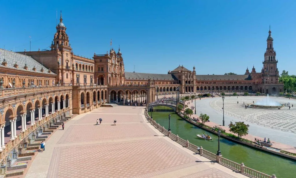 descubre cómo sevilla se ha contagiado con la fiebre de los patinetes eléctricos, transformando la movilidad urbana y ofreciendo nuevas formas de explorar la ciudad.