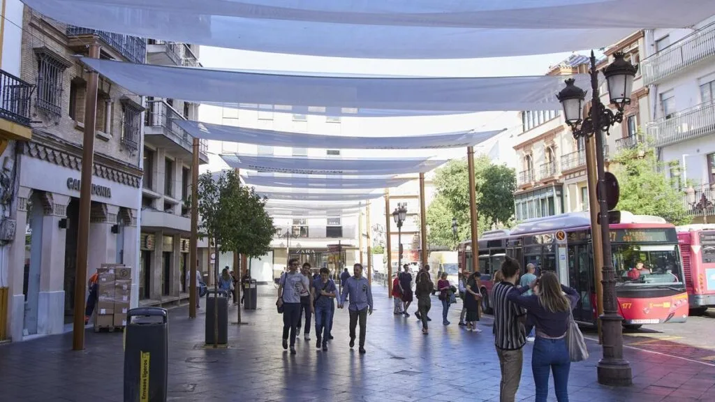 los sevillanos adoptan la campaña peatonal para mejorar la seguridad vial y fomentar el respeto entre peatones y conductores.