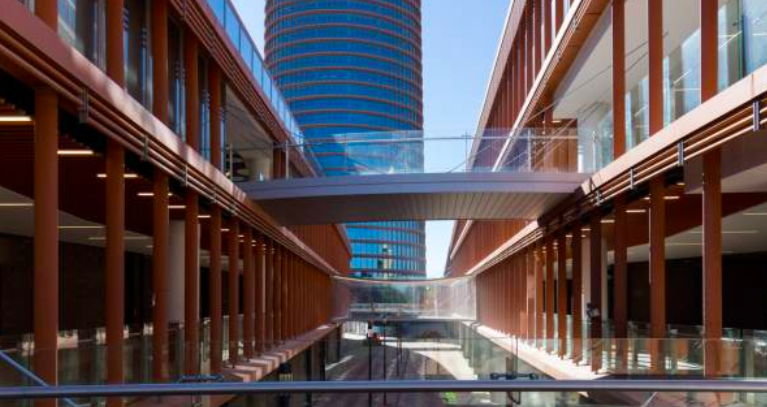 descubre cómo tomás olivo, conocido como el rey de los centros comerciales, compitió por la torre sevilla en un duelo empresarial lleno de estrategia y ambición.