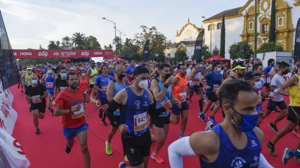 agentes de sevilla niegan medidas de seguridad durante el medio maratón, generando preocupación entre participantes y organizadores.