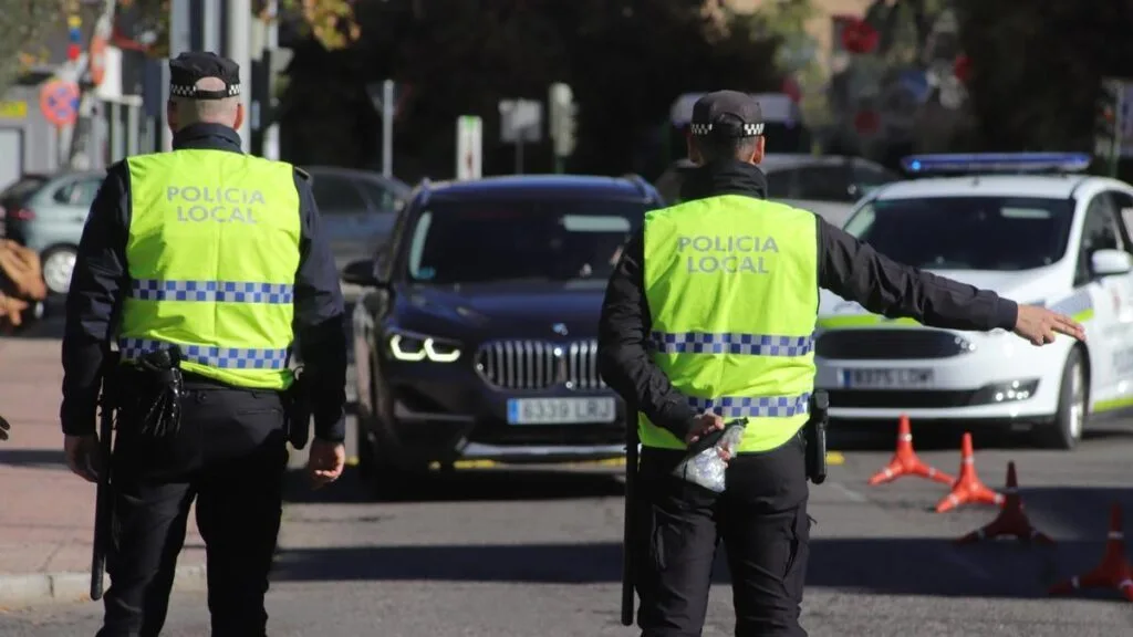el ayuntamiento compensa a un policía local por las horas extra trabajadas durante la noche, garantizando un pago justo por su dedicación y esfuerzo.