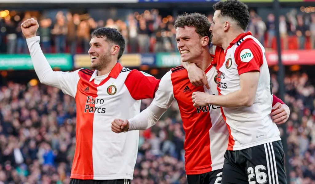 sigue el emocionante partido betis vs feyenoord con ventaja local de 2-0. descubre las mejores jugadas y análisis en vivo.