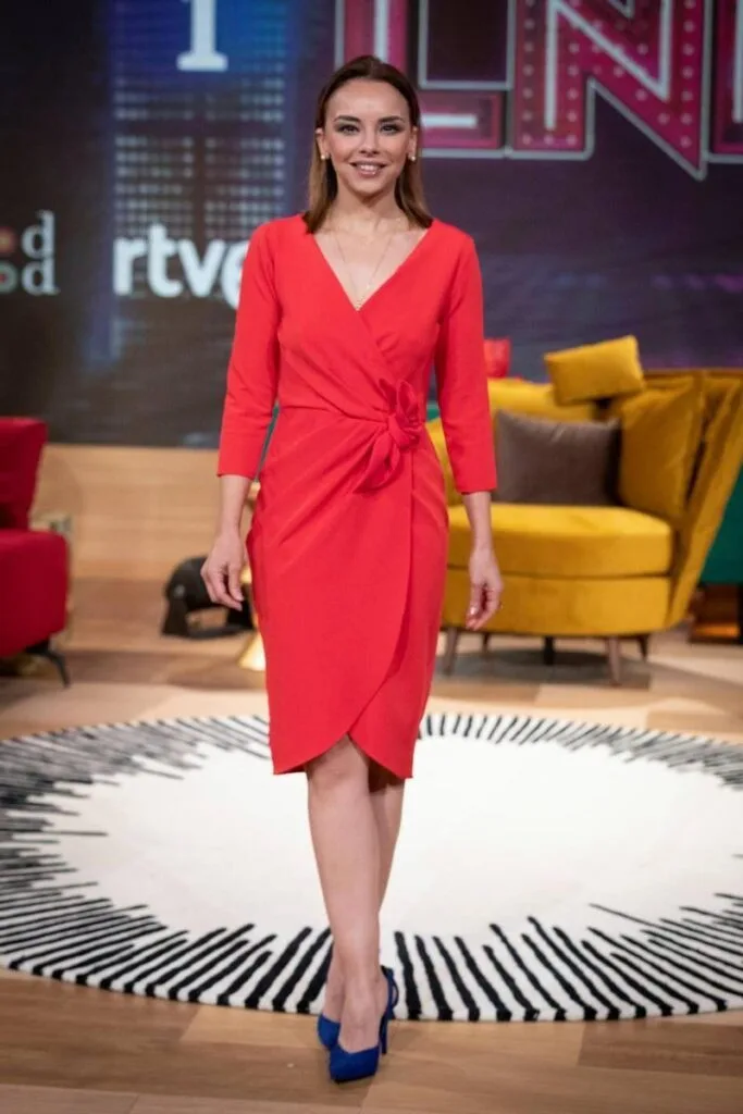chenoa deslumbra con un vestido blanco único, destacando su estilo elegante y sofisticado en cada aparición.