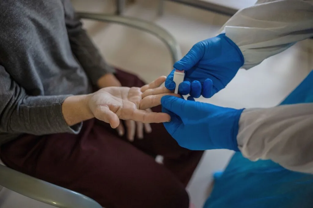 cinco personas fallecen en un brote de gripe a en una residencia de sevilla, alertando sobre la gravedad del virus y la importancia de la prevención.