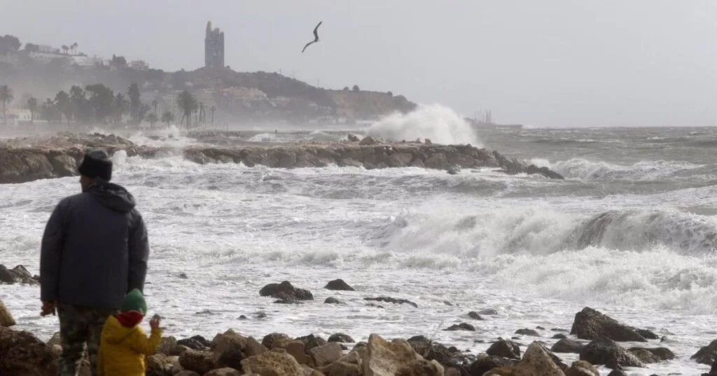 consulta el clima en sevilla con alertas de fuertes vientos y aviso naranja para que tomes precauciones y estés informado sobre las condiciones meteorológicas actuales.