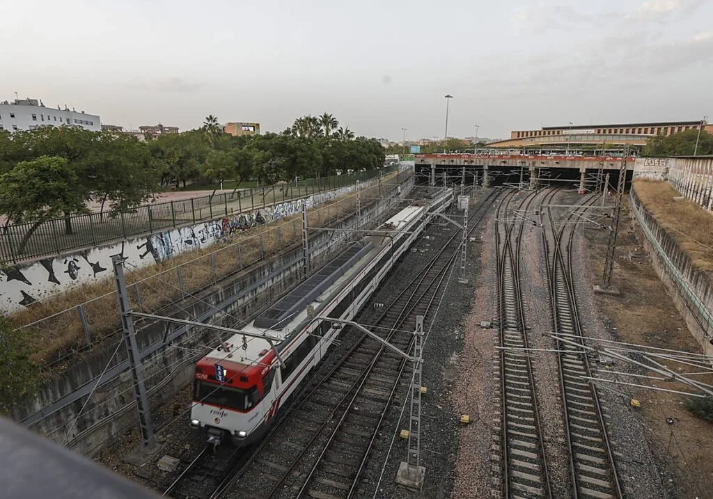 disfruta de una conexión directa entre el aeropuerto de sevilla y la estación de santa justa, facilitando tu viaje con comodidad y rapidez.