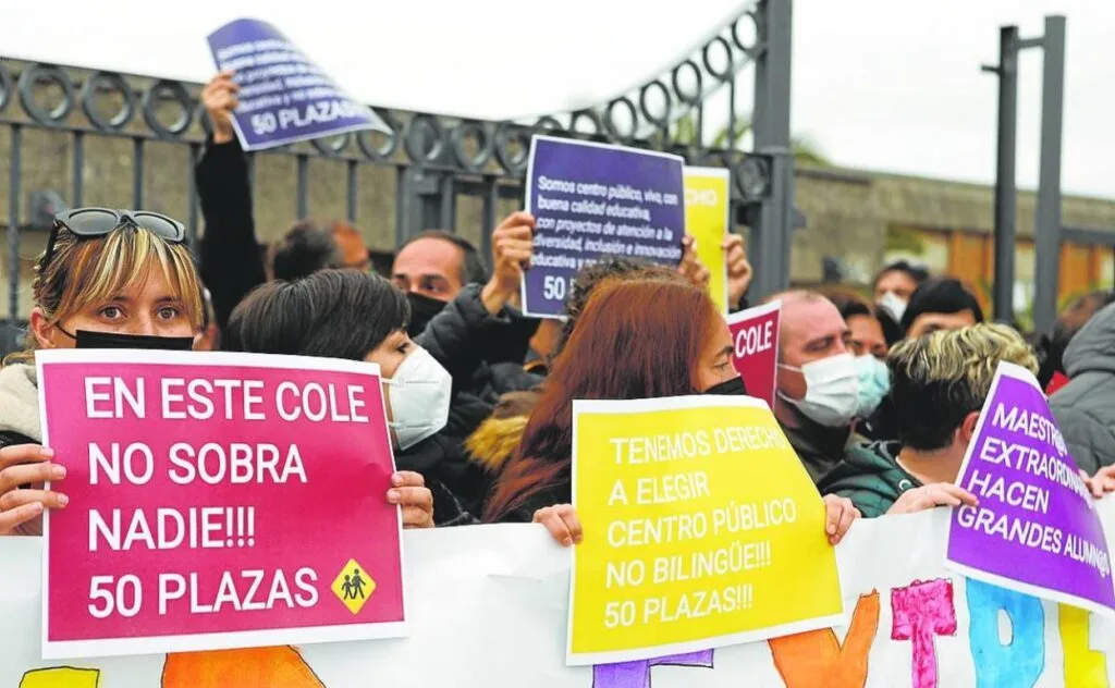 la crisis de natalidad en sevilla provoca la reducción de 80 aulas en colegios, afectando la oferta educativa y la planificación escolar en la ciudad.