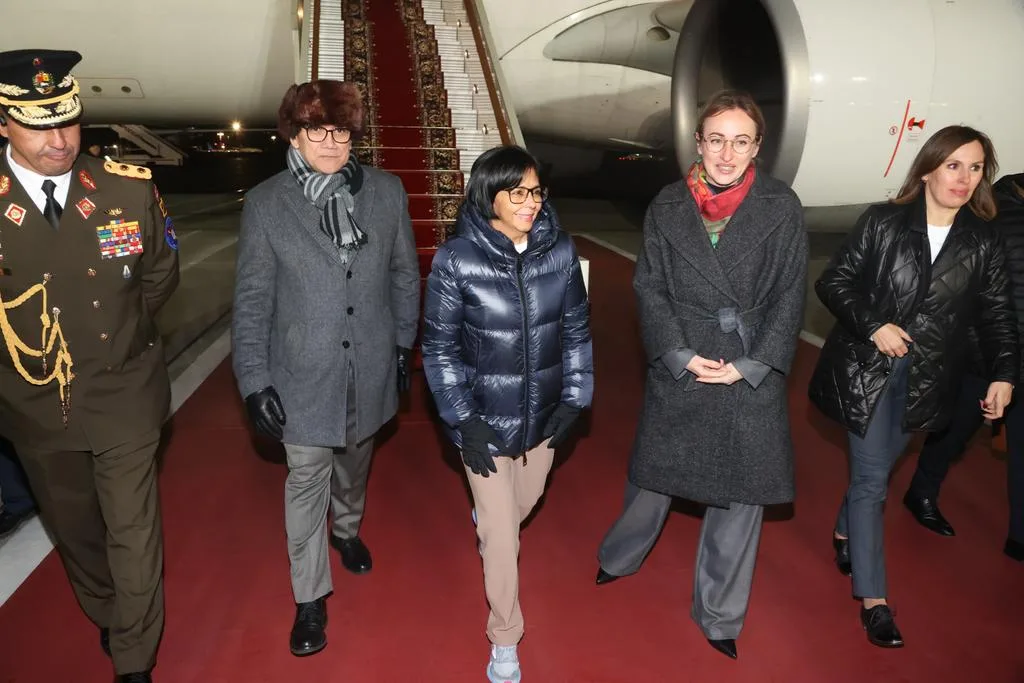 delcy rodríguez asumirá la presidencia interina de venezuela por un período de tres meses, liderando el país durante esta etapa crucial.