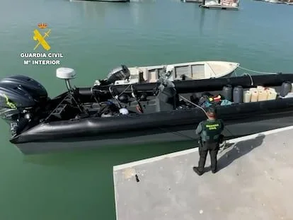 tiros en el río guadalquivir: una narcolancha se enfrenta a la guardia civil en una operación contra el narcotráfico.