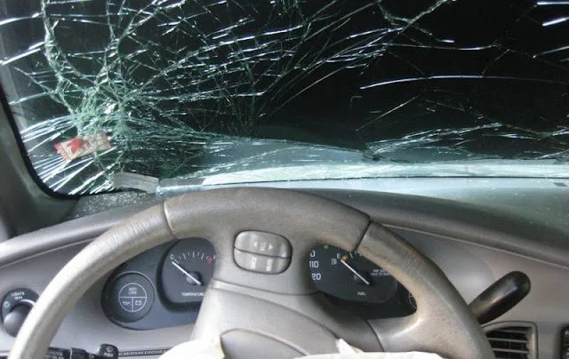 informe sobre una falla vial y accidente ocurrido en adamuz, con detalles sobre las causas, consecuencias y recomendaciones para evitar futuros incidentes.