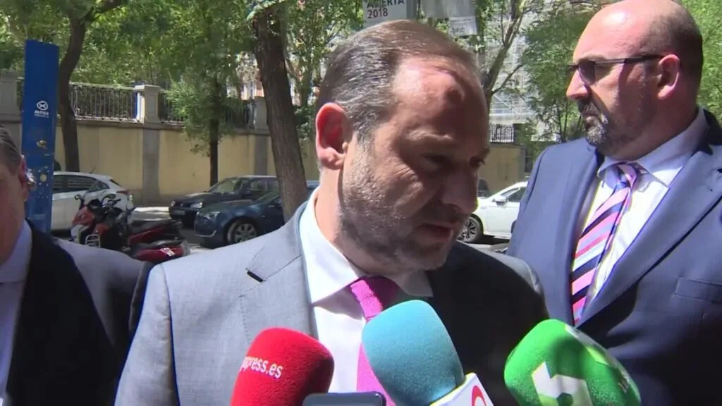 la fiscalía desestima la denuncia presentada por el psoe contra landaluce, concluyendo que no hay evidencias suficientes para proceder.