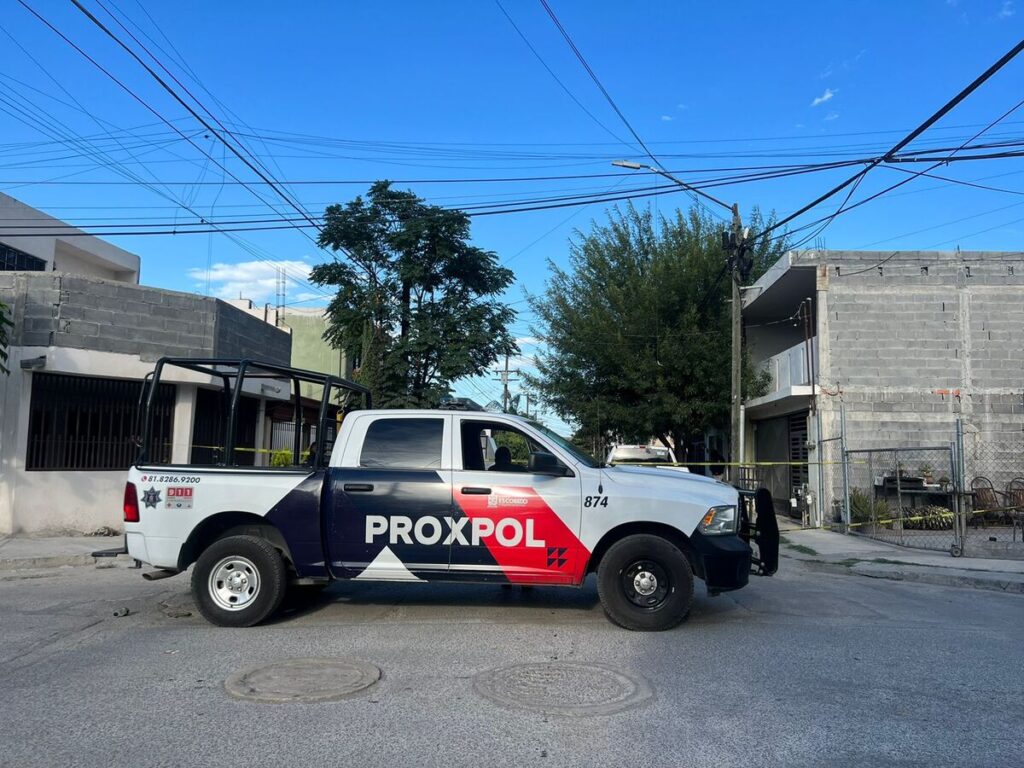 hombre atrincherado en su hogar genera tensión y expectación mientras autoridades intentan resolver la situación pacíficamente.