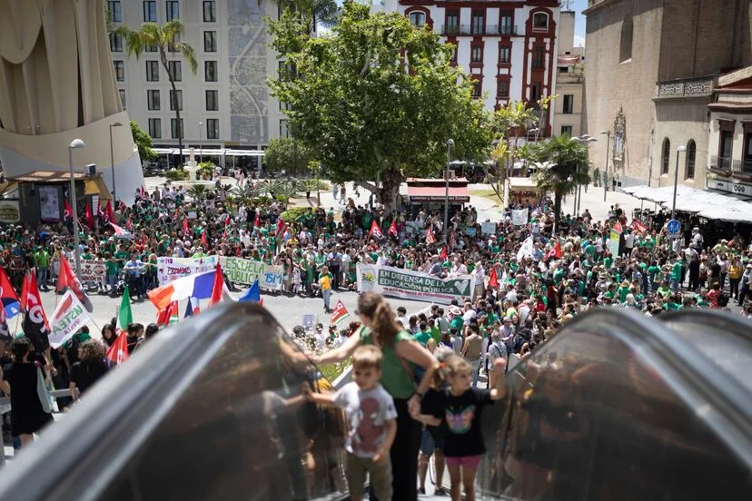 la izquierda critica negativamente la decisión de suspender las clases en andalucía, destacando sus posibles impactos en la educación y la comunidad.