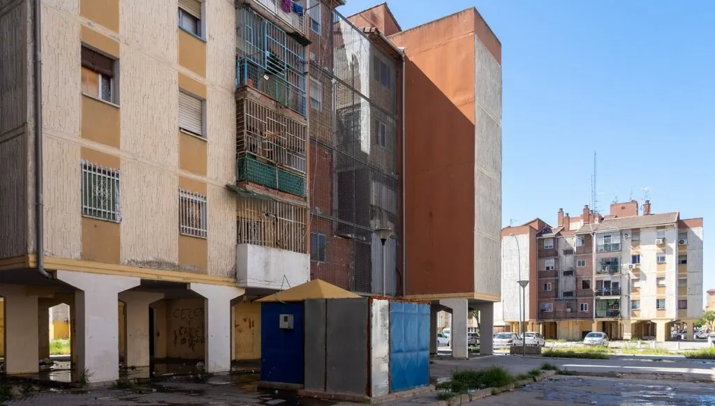 pp y vox impulsan un nuevo barrio en sevilla con 700 viviendas, promoviendo desarrollo urbano y oportunidades de vivienda para la comunidad local.