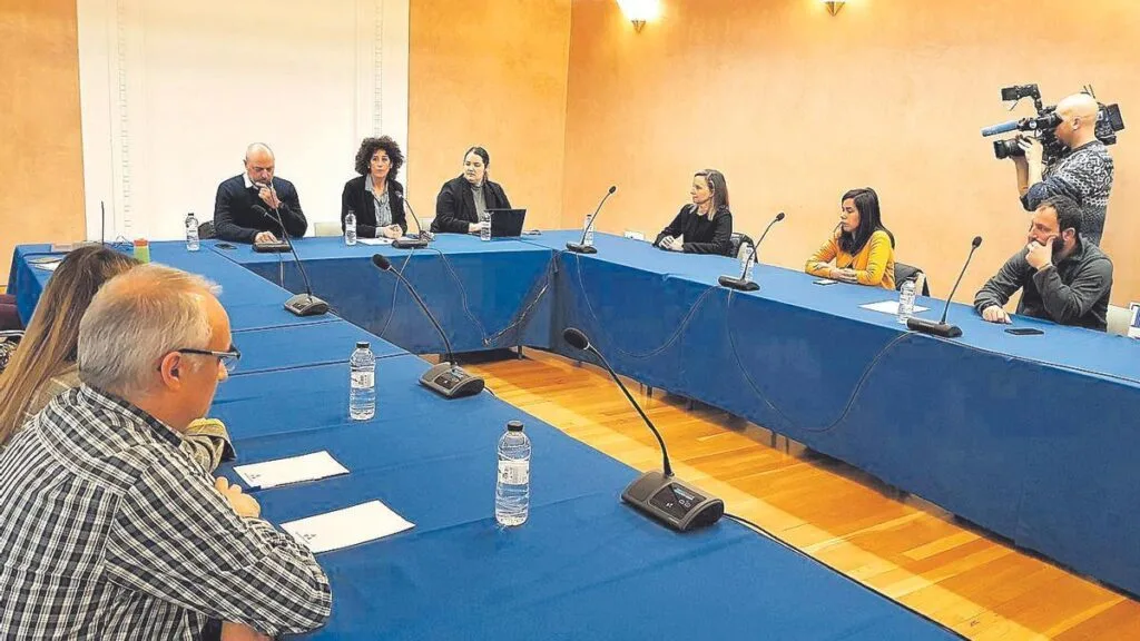 la presidenta de la comisión destaca las causas de la tragedia en adamuz, analizando los factores que llevaron al suceso y proponiendo soluciones para evitar futuros incidentes.