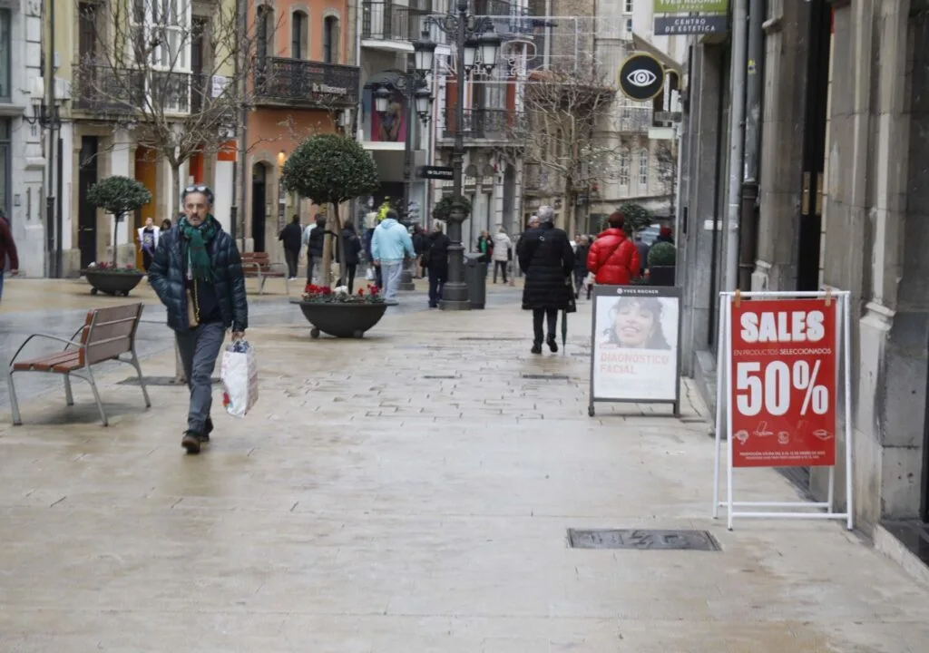 descubre las mejores ofertas del primer día de rebajas de invierno: prendas para el frío y facilidad en devoluciones para una compra segura y cómoda.