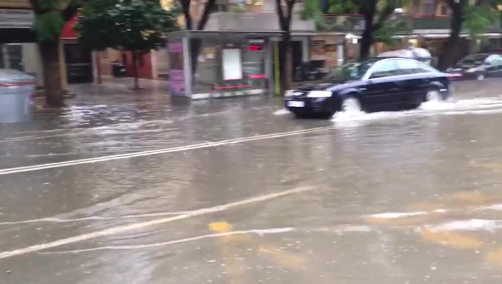 proyectos municipales en sevilla suspendidos debido a las intensas lluvias, afectando el desarrollo y la infraestructura local.