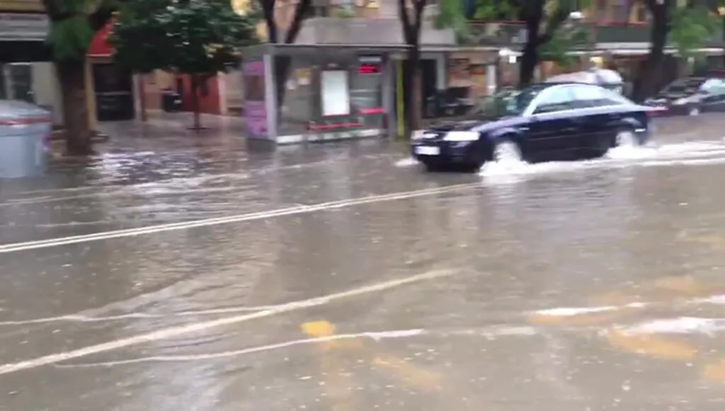 proyectos municipales en sevilla suspendidos debido a las intensas lluvias, afectando el desarrollo y la infraestructura local.