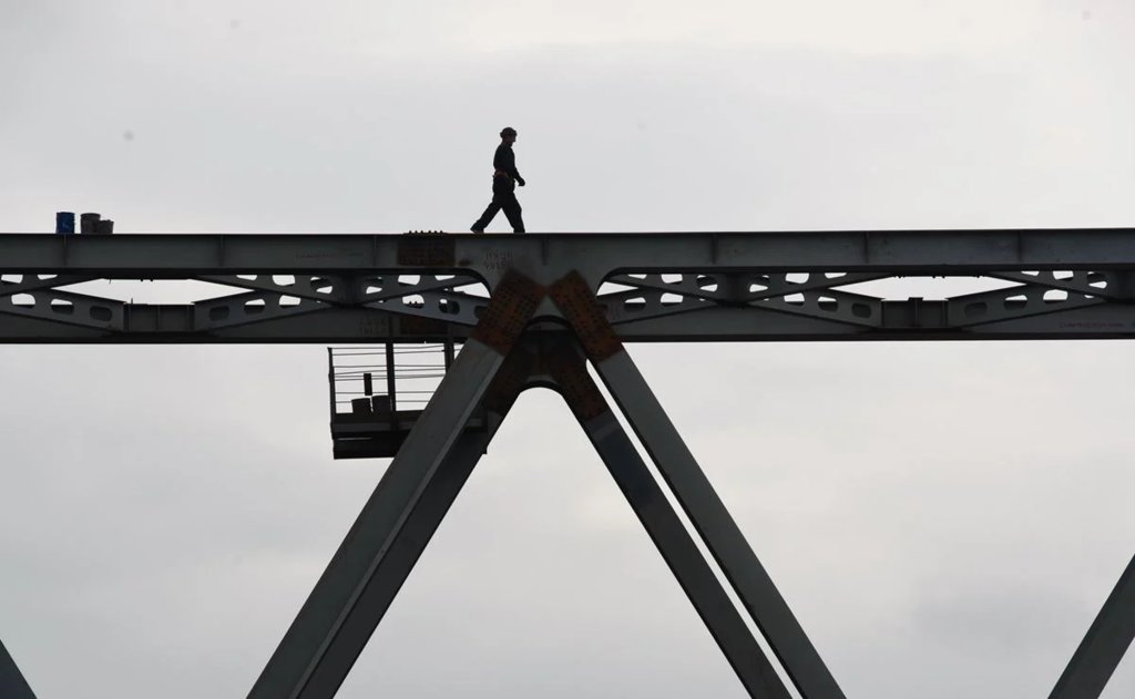 el puente acepta una posible ruptura en la vía férrea, lo que podría afectar el tráfico y la seguridad del transporte ferroviario.