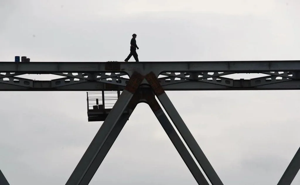 el puente acepta una posible ruptura en la vía férrea, lo que podría afectar el tráfico y la seguridad del transporte ferroviario.