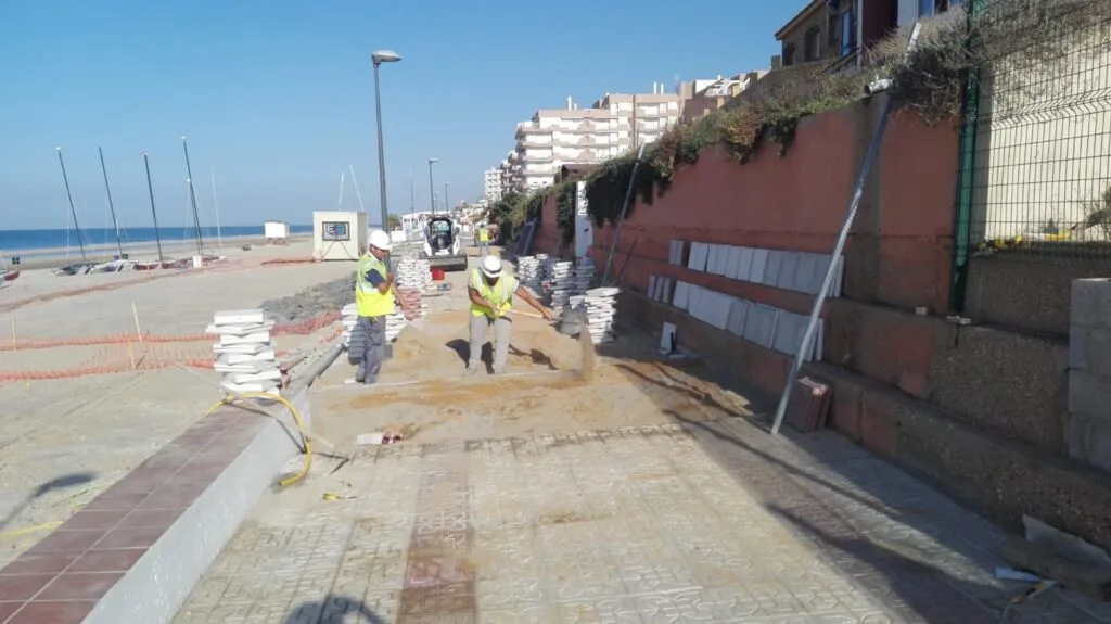 servicio profesional de reparación en paseo matalascañas: arreglamos muros, grava y retranqueos para mantener tu espacio seguro y funcional.